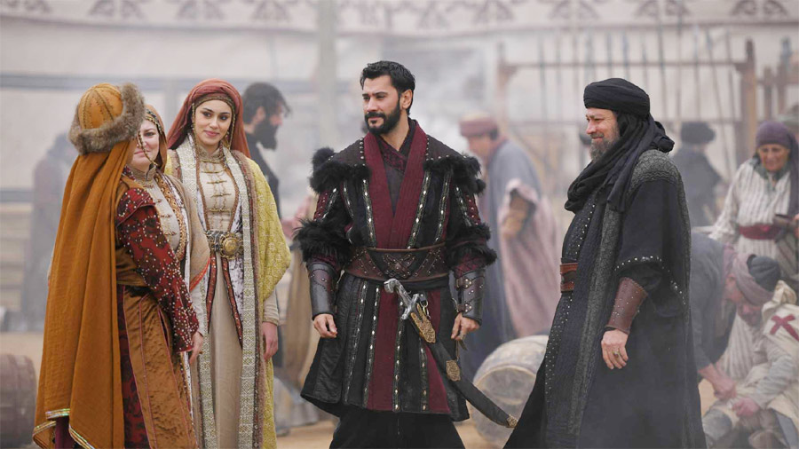 Brace yourself for a thrilling episode of Sultan Salahuddin Ayyubi! Saladin faces a double threat: rescuing his captured tribe and Sultan Nureddin's abduction by the Crusaders. Discover where to watch Episode 17 with Urdu subtitles!