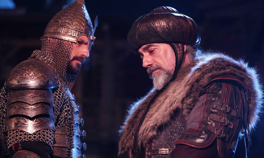 Brace yourself for a captivating episode of Mehmed Fatihli Sultanı (Episode 8)! The sudden death of Sultan Murad throws the Ottoman Empire into chaos. Witness Mehmed and Orhan's desperate race for the throne, a cunning plot, and a shocking betrayal. Find out where to watch the episode with English subtitles!