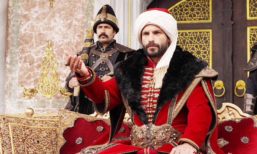 Brace yourself for a captivating episode of Mehmed Fatihli Sultanı (Episode 8)! The sudden death of Sultan Murad throws the Ottoman Empire into chaos. Witness Mehmed and Orhan's desperate race for the throne, a cunning plot, and a shocking betrayal. Find out where to watch the episode with English subtitles!