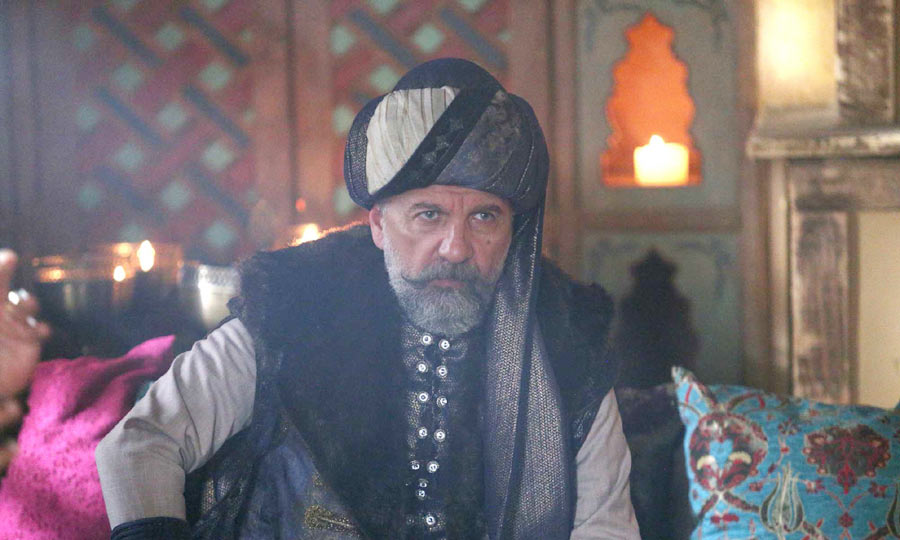 Witness the rising tensions in Mehmed Fatihli Sultanı (Season 1, Episode 13 with Urdu subtitles)! Mehmed sets his sights on a new target, while Konstantinos desperately seeks help to fortify Constantinople. Secrets and betrayals threaten to unravel everything. Will Mehmed conquer Dimitria Castle and overcome the challenges within his own ranks? Find out on NiaziPlay!