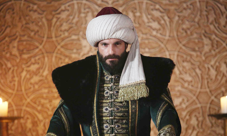 Witness the rising tensions in Mehmed Fatihli Sultanı (Season 1, Episode 13 with Urdu subtitles)! Mehmed sets his sights on a new target, while Konstantinos desperately seeks help to fortify Constantinople. Secrets and betrayals threaten to unravel everything. Will Mehmed conquer Dimitria Castle and overcome the challenges within his own ranks? Find out on NiaziPlay!