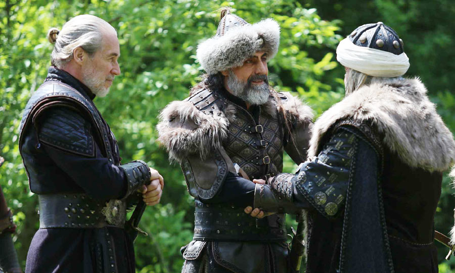 Witness the rising tensions in Mehmed Fatihli Sultanı (Season 1, Episode 13 with Urdu subtitles)! Mehmed sets his sights on a new target, while Konstantinos desperately seeks help to fortify Constantinople. Secrets and betrayals threaten to unravel everything. Will Mehmed conquer Dimitria Castle and overcome the challenges within his own ranks? Find out on NiaziPlay!