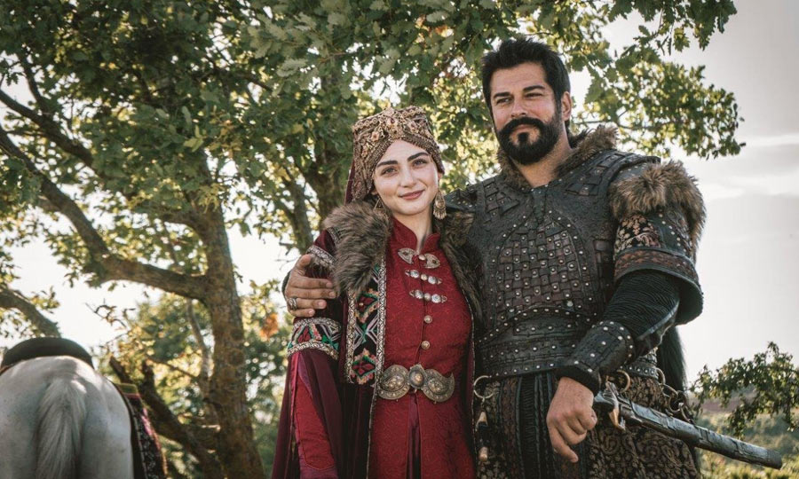 Witness the epic conclusion of Kuruluş Osman Season 5 (Episode 164 with Urdu subtitles) on NiaziPlay! See Osman Bey's daring plan to capture Constantine unfold. Celebrate Alaeddin and Gonca's wedding amidst a momentous announcement – the birth of a Turkish state!