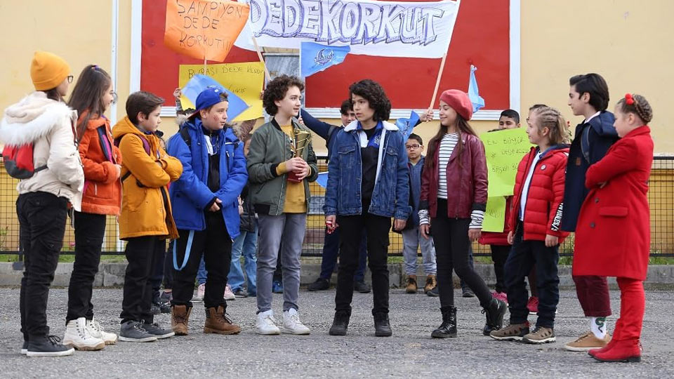 A scene from Tozkoparan Season 3 Episode 41 depicting Mavi Ay and Karayel teams in discussion.