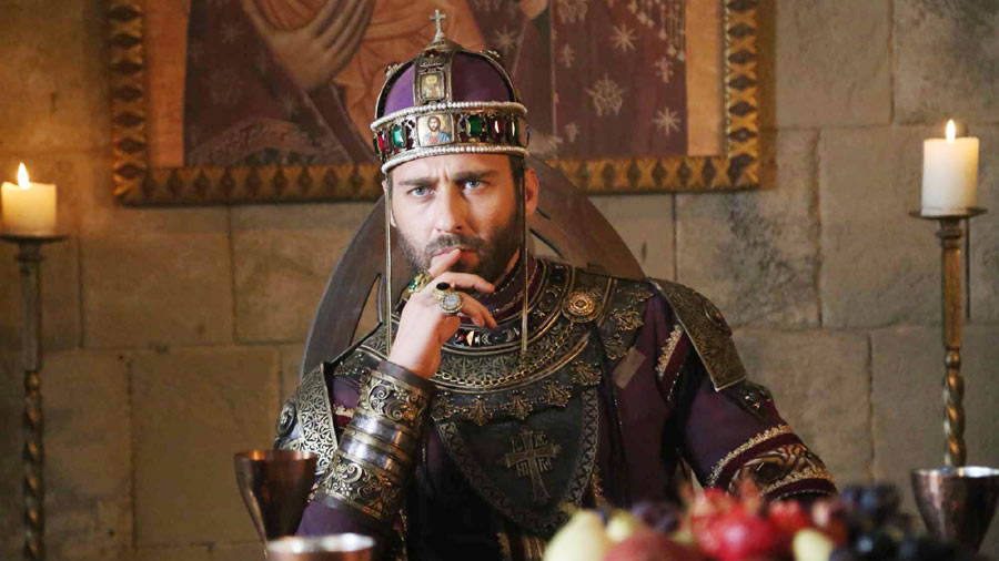 The stakes are higher than ever in Mehmed Fetihler Sultani Season 2 Episode 17 (Urdu Subtitles). Witness the rising tensions as Mehmed prepares for the siege of Constantinople. A critical decision by Baltaoğlu and the return of a familiar face in Byzantium could tip the scales of war.