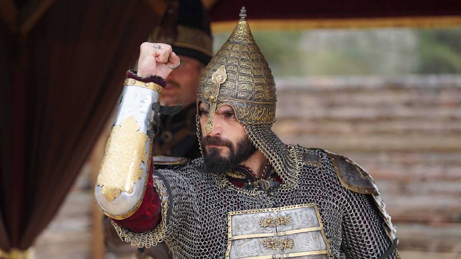Watch Mehmed Fetihler Sultani Season 2 Episode 42 Urdu Subtitles on NiaziPlay. As Sultan Mehmed nears the walls of Constantinople, secret traps and betrayals threaten his conquest. Bolum 42 delivers history, heroism, and suspense!
