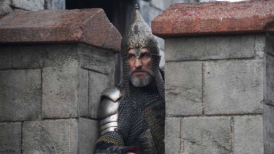 Watch Mehmed Fetihler Sultani Season 2 Episode 42 Urdu Subtitles on NiaziPlay. As Sultan Mehmed nears the walls of Constantinople, secret traps and betrayals threaten his conquest. Bolum 42 delivers history, heroism, and suspense!