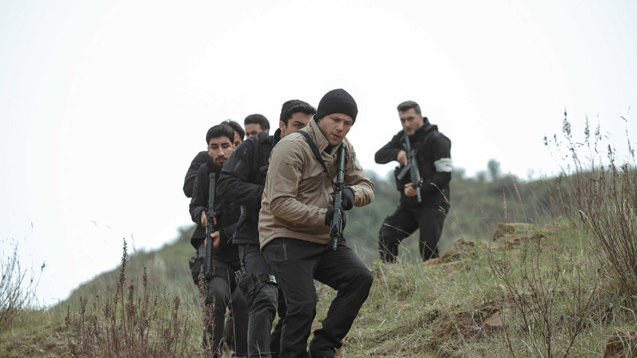 Watch Teskilat Season 5 Episode 141 Urdu Subtitles on NiaziPlay. As Altay and Korkut join forces against Kate’s deadly plans and Ejder’s manipulations, Bolum 141 brings high-intensity espionage and action-packed drama in SEASON 5.