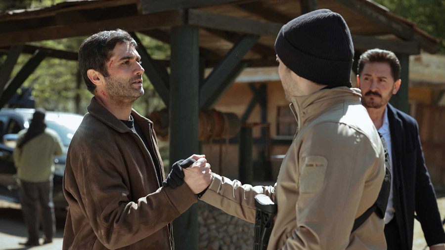 Watch Teskilat Season 5 Episode 141 Urdu Subtitles on NiaziPlay. As Altay and Korkut join forces against Kate’s deadly plans and Ejder’s manipulations, Bolum 141 brings high-intensity espionage and action-packed drama in SEASON 5.
