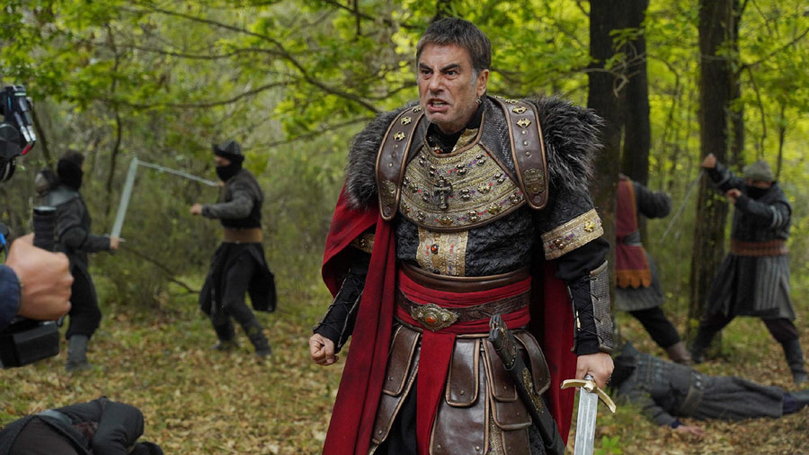 Watch Kurulus Osman Season 6 Episode 190 Urdu Subtitles on NiaziPlay. As Claudius plots a coup and Kuçar targets Gonca and Fatma, Bolum 190 delivers betrayal, brotherhood, and a fierce retaliation by Osman Bey in SEASON 6.