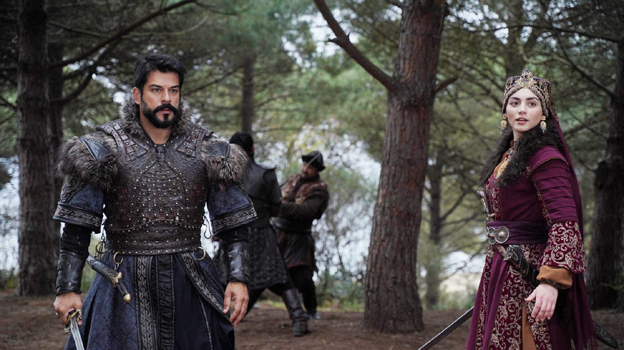 Watch Kurulus Osman Season 6 Episode 190 Urdu Subtitles on NiaziPlay. As Claudius plots a coup and Kuçar targets Gonca and Fatma, Bolum 190 delivers betrayal, brotherhood, and a fierce retaliation by Osman Bey in SEASON 6.