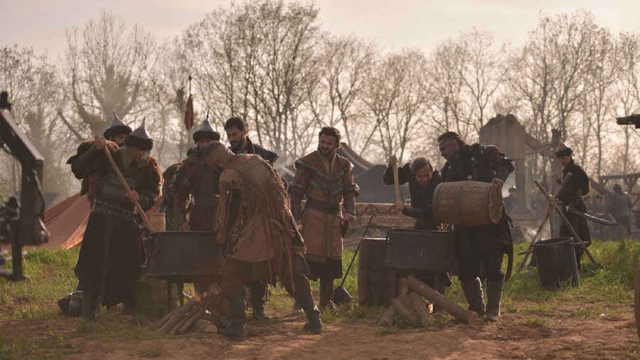 Watch Sultan Salahuddin Ayyubi Season 2 Episode 55 Urdu Subtitles on NiaziPlay as Saladin launches a massive siege on Kerak, while political tensions and emotional twists grip both camps. Don’t miss Bolum 55 – full of action, strategy, and unity.