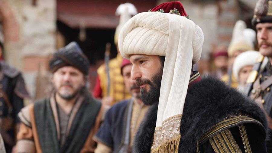 Watch Mehmed Fetihler Sultani Season 2 Episode 47 English Subtitles on NiaziPlay. Sultan Mehmed intensifies his pursuit of a hidden enemy network while Prince Beyazid faces kidnapping. Bolum 47 brings high-stakes drama and political intrigue.