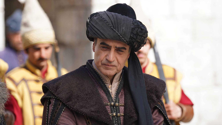 Watch Mehmed Fetihler Sultani Season 2 Episode 47 English Subtitles on NiaziPlay. Sultan Mehmed intensifies his pursuit of a hidden enemy network while Prince Beyazid faces kidnapping. Bolum 47 brings high-stakes drama and political intrigue.