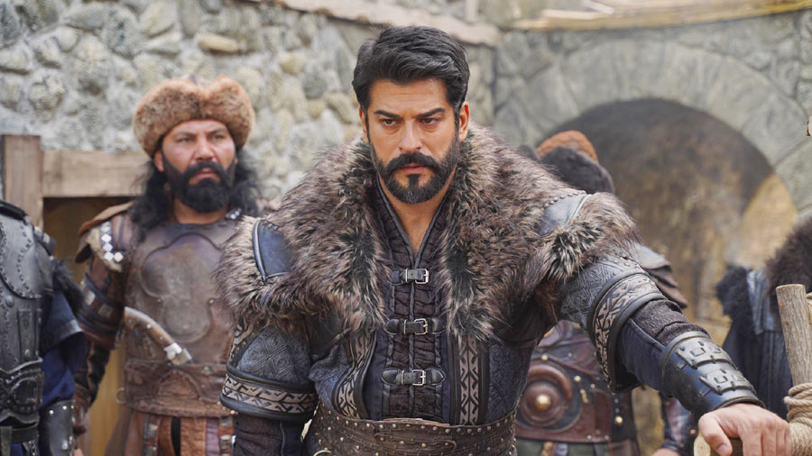 Watch Kurulus Osman Season 6 Episode 193 Urdu Subtitles on NiaziPlay. Osman Bey’s conquest of Mudurnu is complete, but Claudius’s final move threatens everything. Don’t miss Bolum 193 with full Urdu Subtitles online.