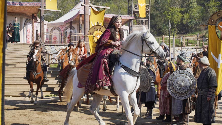 Watch Kurulus Osman Season 6 Episode 193 Urdu Subtitles on NiaziPlay. Osman Bey’s conquest of Mudurnu is complete, but Claudius’s final move threatens everything. Don’t miss Bolum 193 with full Urdu Subtitles online.